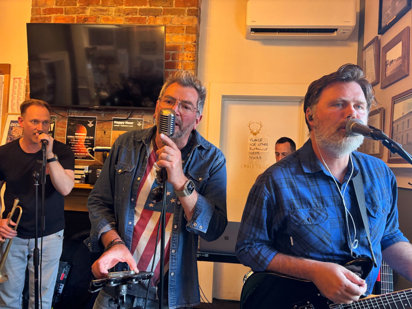 The Black Curtains - Photo 5